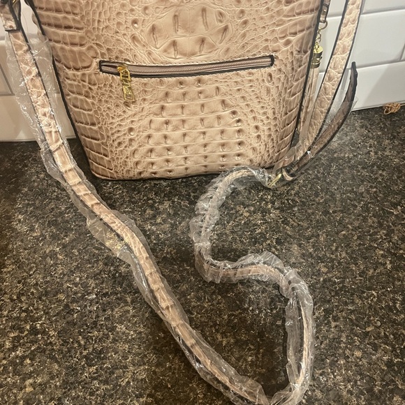 Elegant Crocodile-Embossed Tan Shoulder Bag - Picture 2 of 2